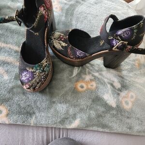 Women's shoes